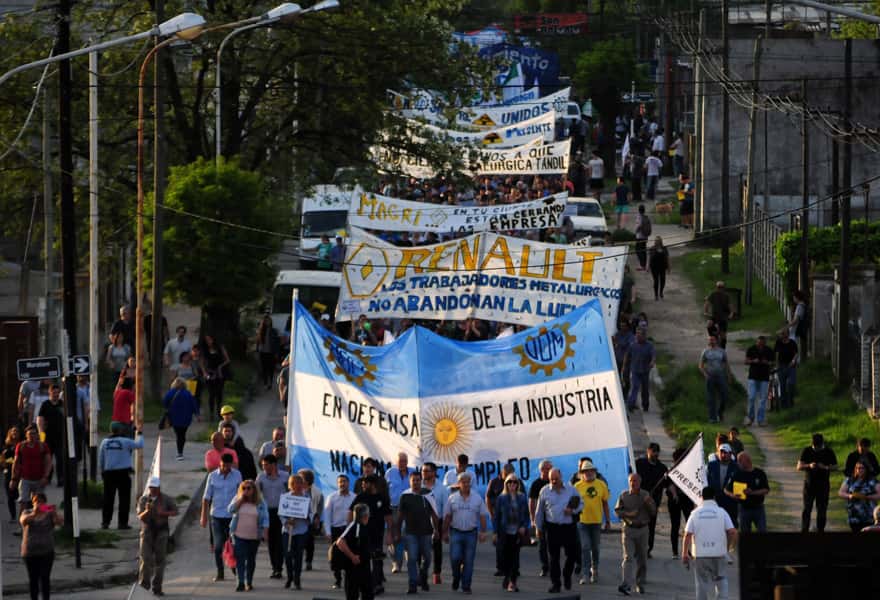 Con una masiva marcha, exigieron la intervención del Intendente para evitar el cierre de Metalúrgica
