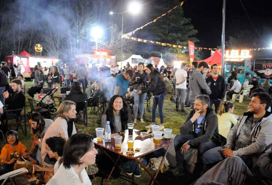 Cientos de personas se congregaron en el Centro Náutico para disfrutar de la fiesta de la cerveza
