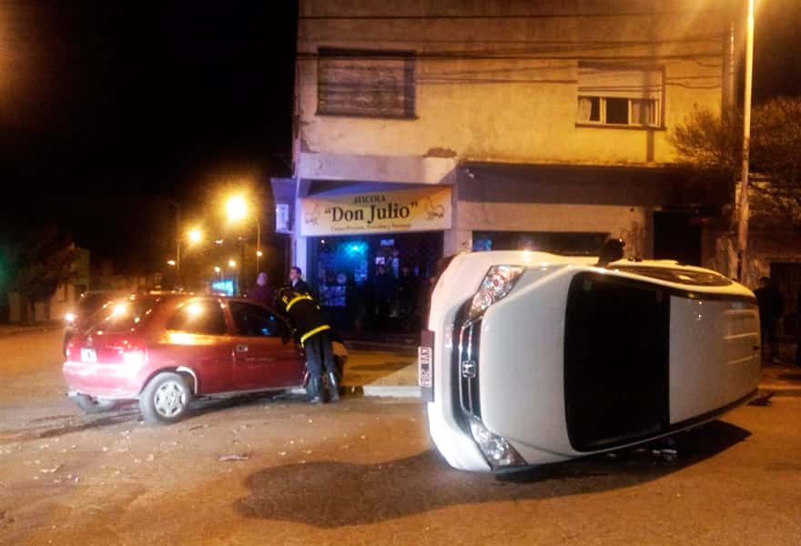 Un automóvil volcó tras un  violento choque en Alberdi y Mitre