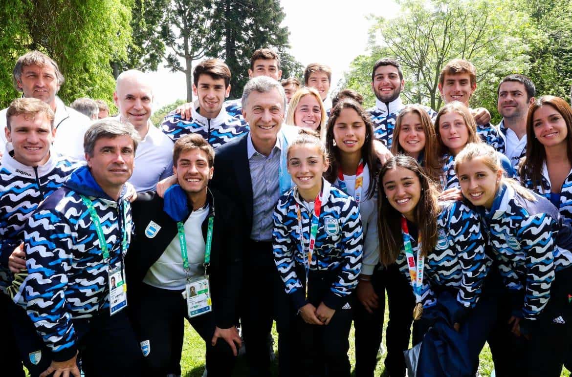 Bruggesser y los deportistas argentinos, con Macri