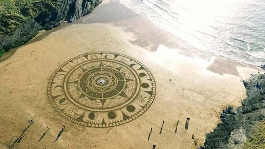 Por qué aparecen misteriosas figuras en la arena de las playas de Gales