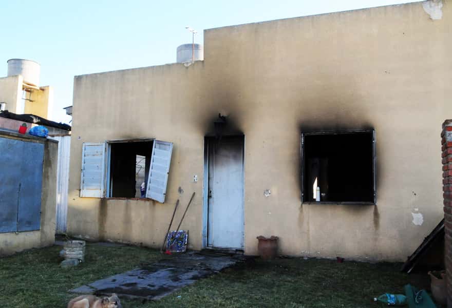 Un hombre quedó detenido tras golpear a su mujer y luego incendiar la casa