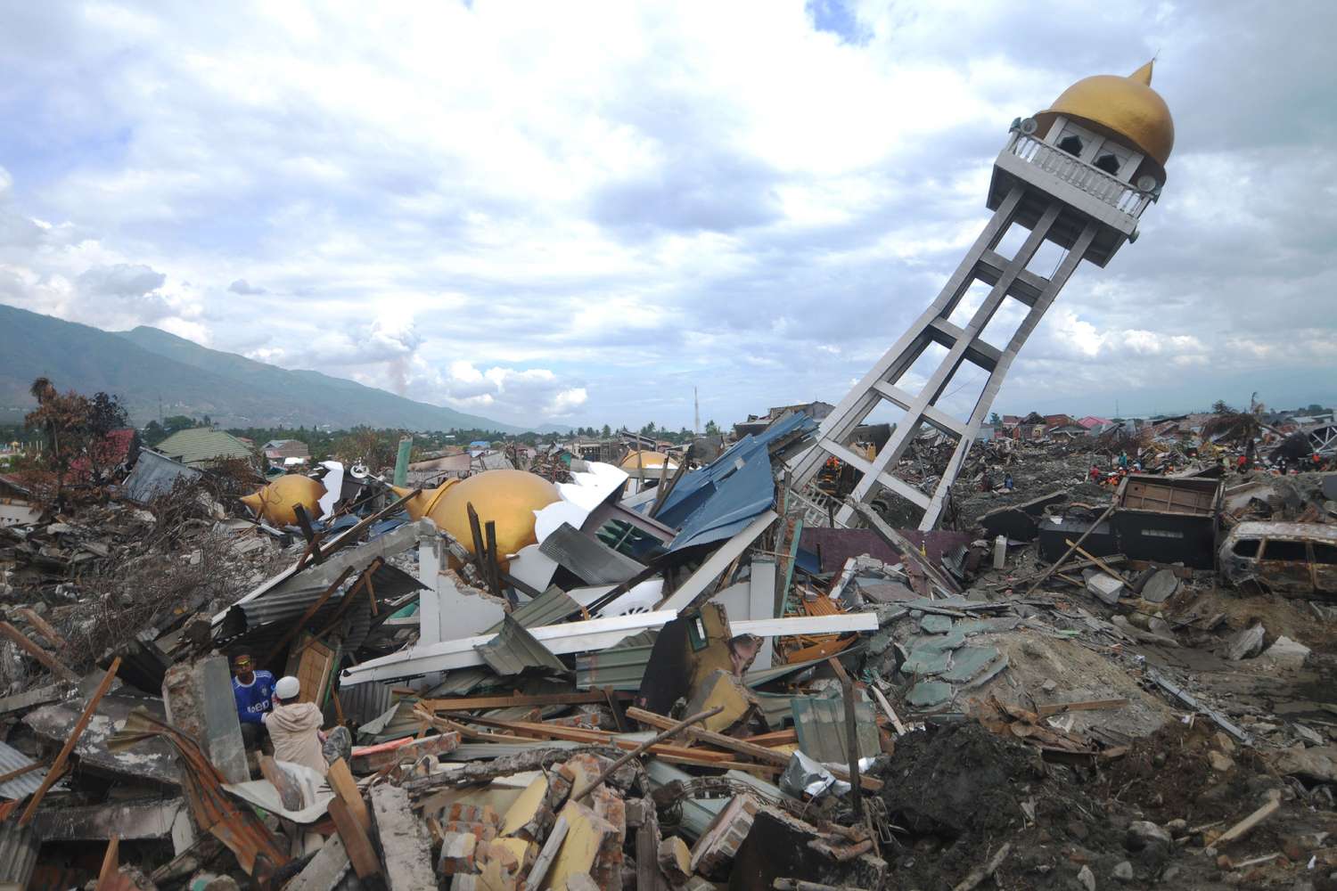 El número de presuntos desaparecidos tras el sismo en Indonesia ascendió a cinco mil