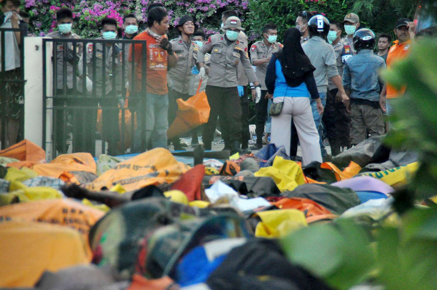 Indonesia enterró masivamente a las víctimas del sismo y el tsunami