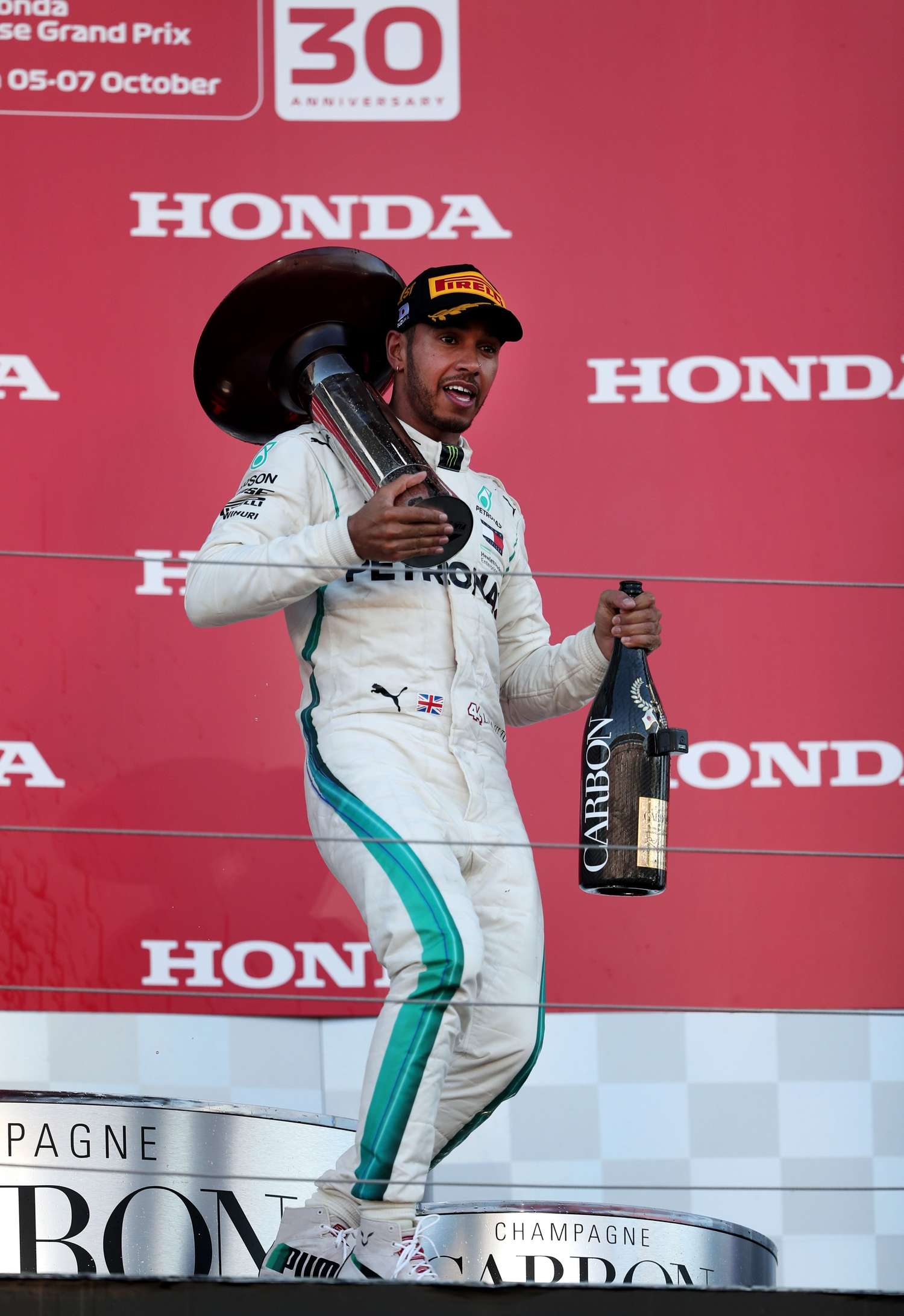Hamilton ganó en Japón y acaricia su quinto título