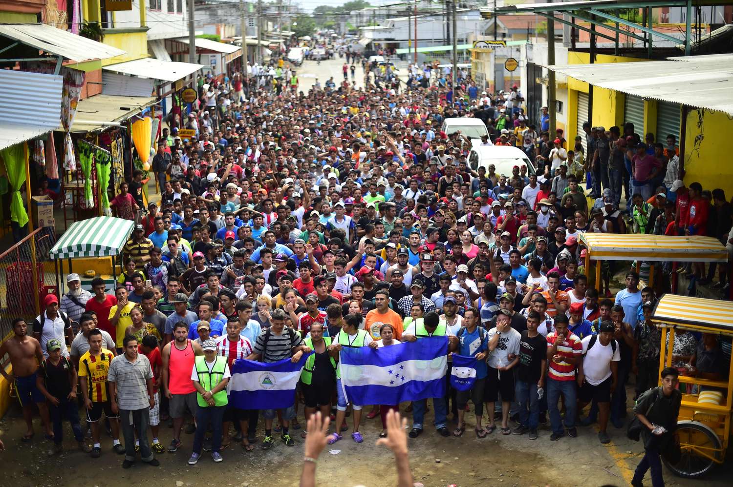 Miles de hondureños marchan por México en caravana migrante hacia Estados Unidos