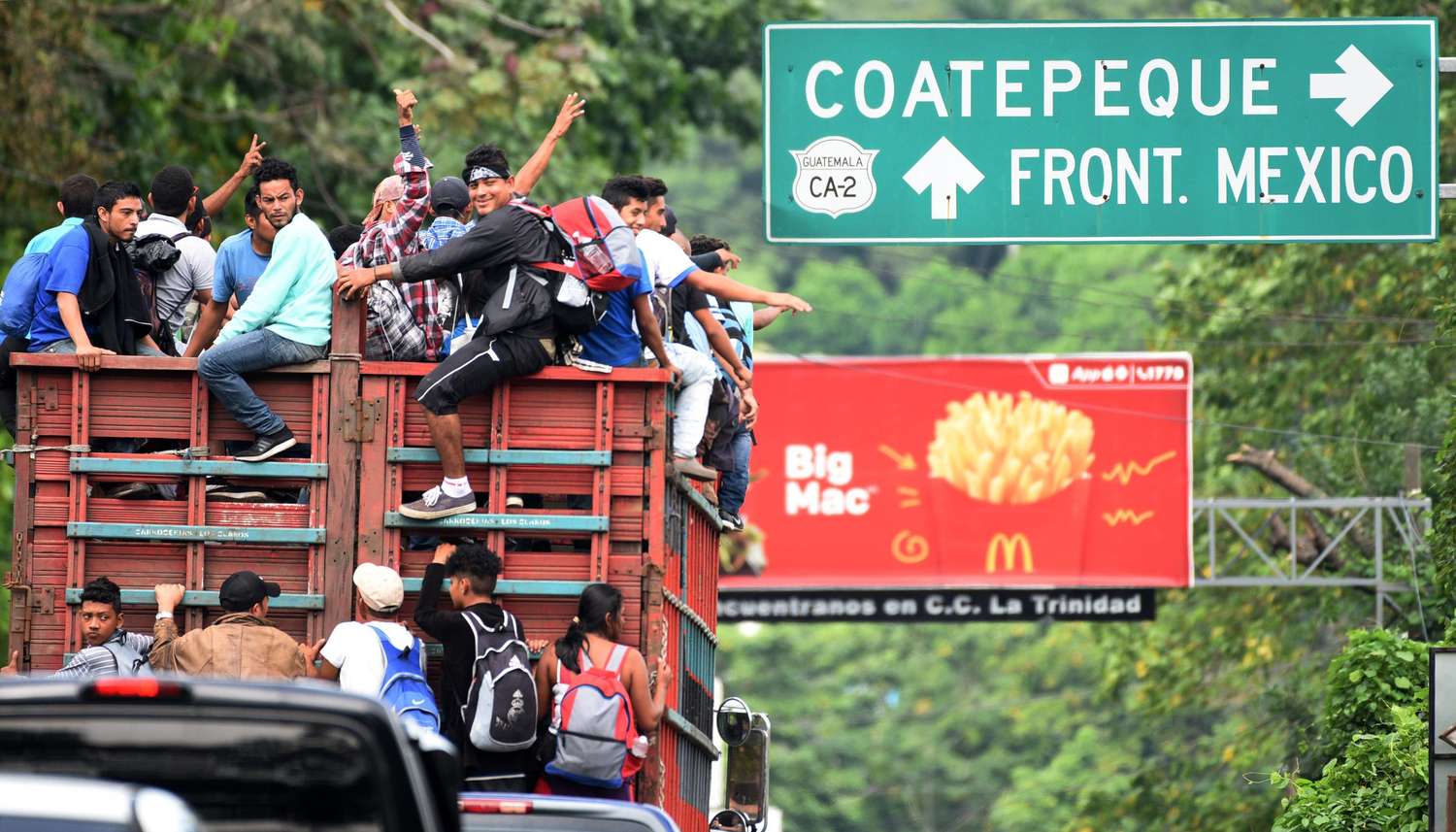Migrantes hondureños aguardan cerca de la frontera con México