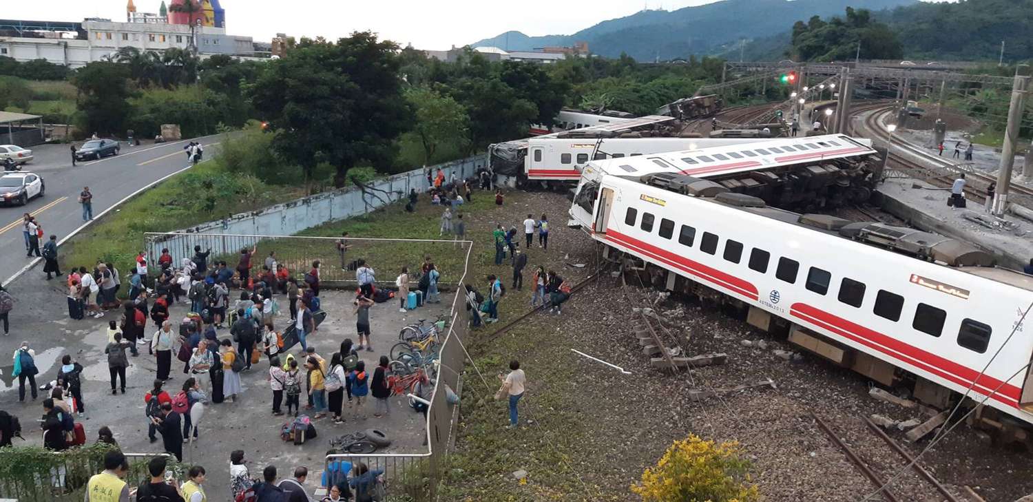 El descarrilamiento de un tren en Taiwán provocó 18 muertos