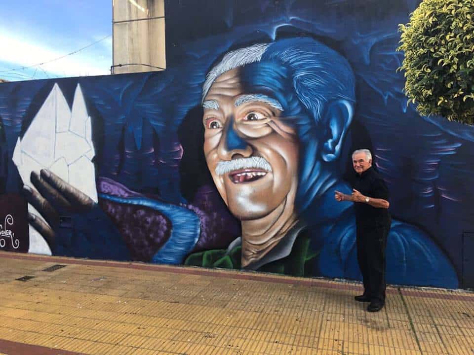 Un muralista local lleva su arte al exterior