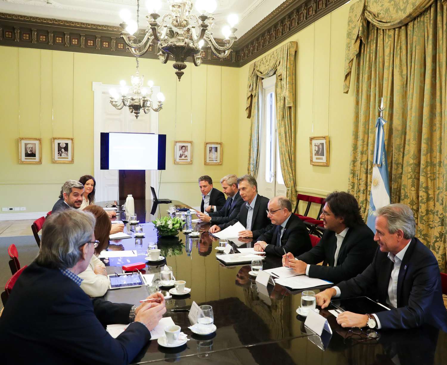 Macri rubricó el decreto que establece el bono de fin de año