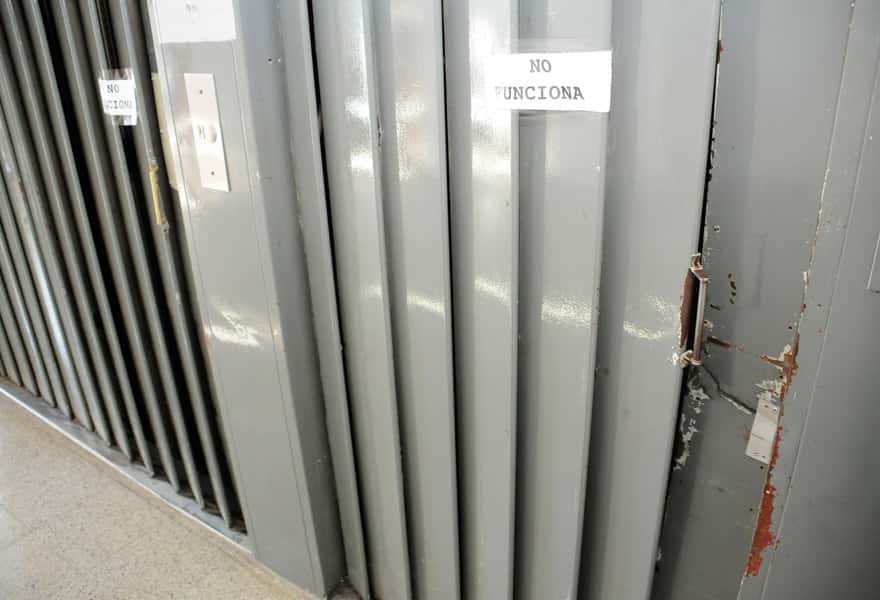 Un desperfecto en un ascensor camillero causó alarma en el Hospital