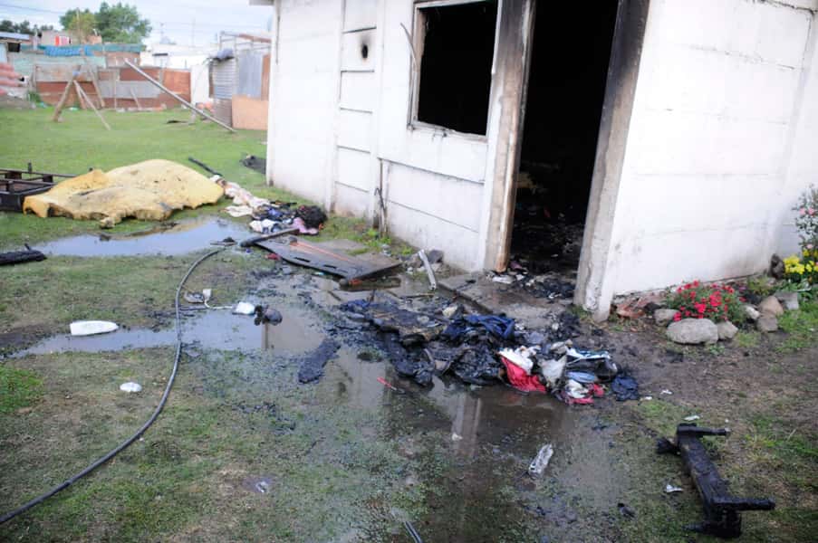 Una familia perdió todo en el incendio de su casa del barrio La Movediza