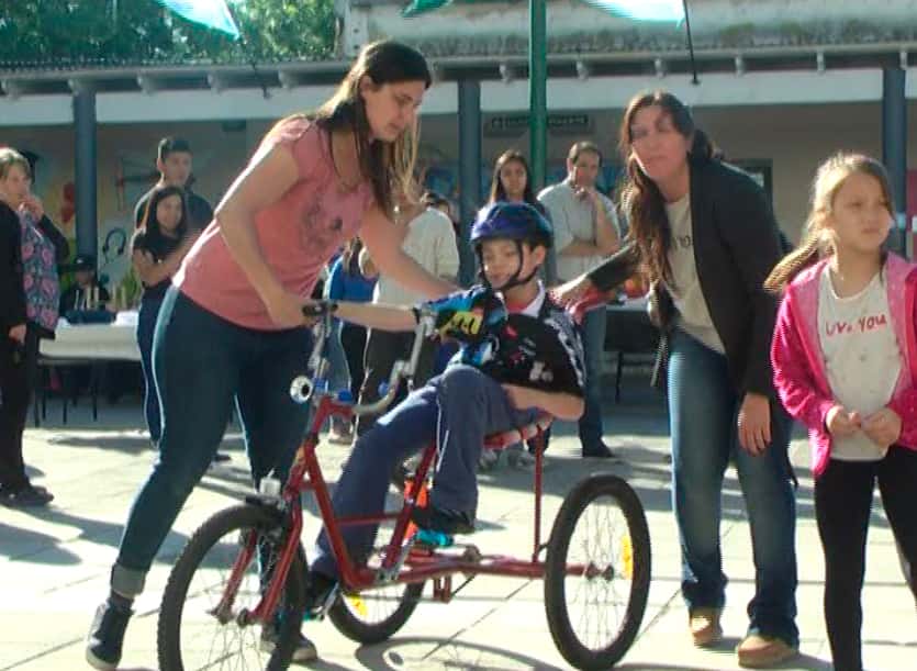 La Escuela Técnica 1 entregó la tricicleta al niño de 9 años que padece una discapacidad motriz