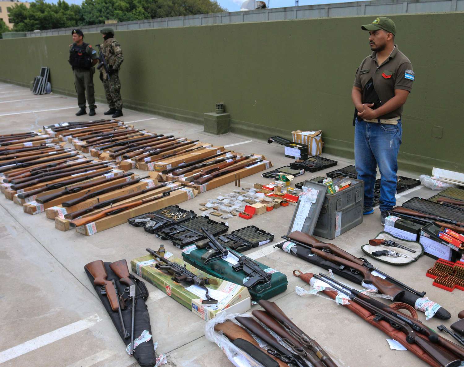 Una banda que contrabandeaba piezas para convertir armas de gas comprimido en fusiles
