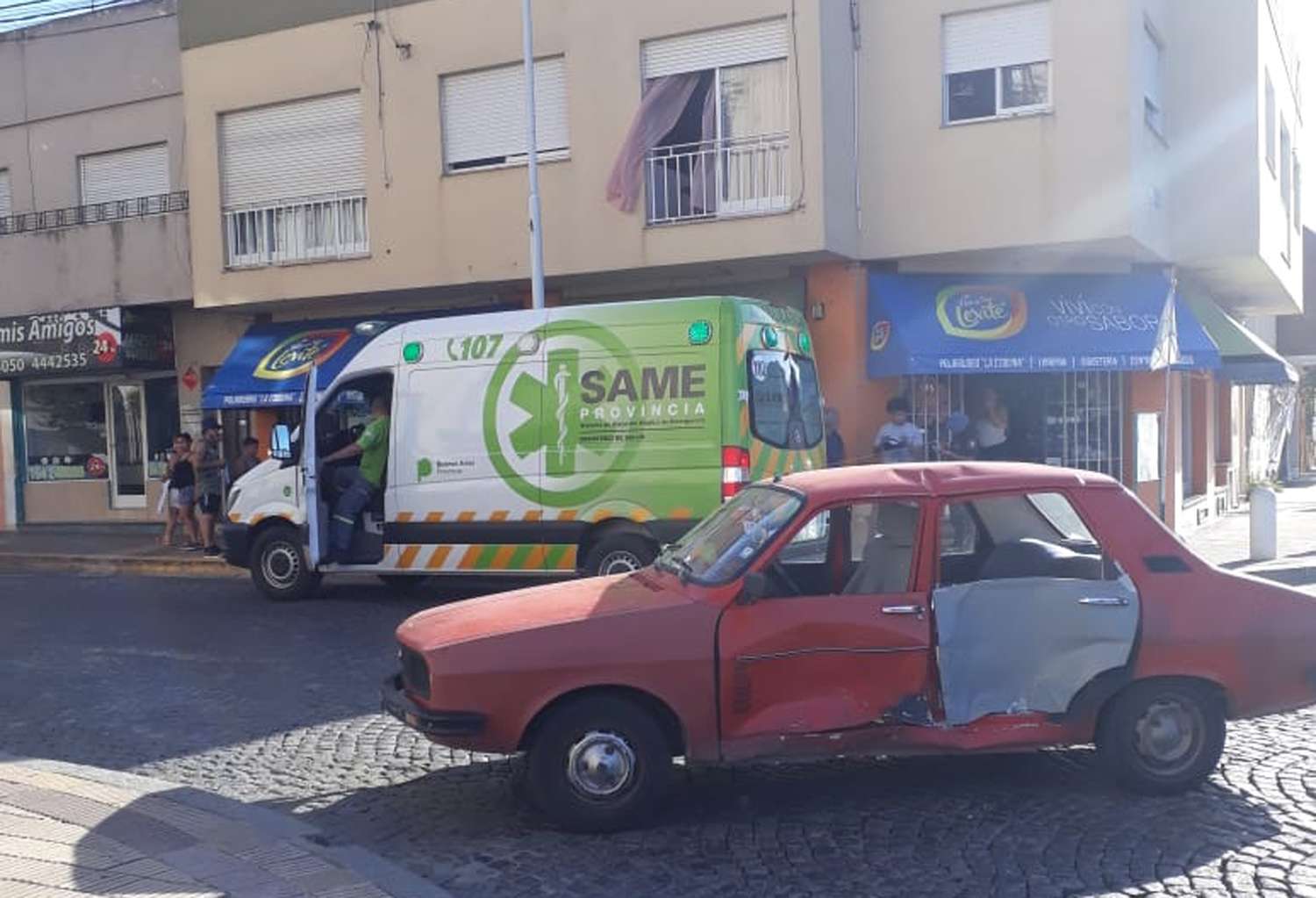 Dos autos chocaron en Chacabuco y Belgrano y el responsable se dio a la fuga