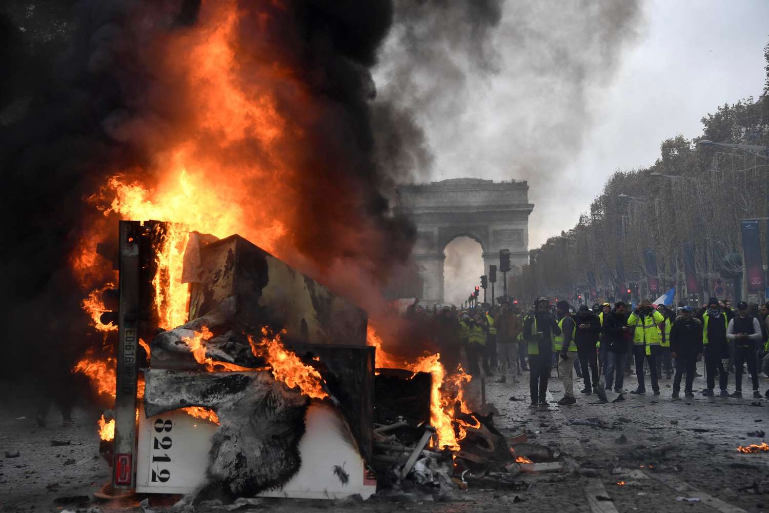 Violentos choques entre los “chalecos amarillos” y las fuerzas del orden en París