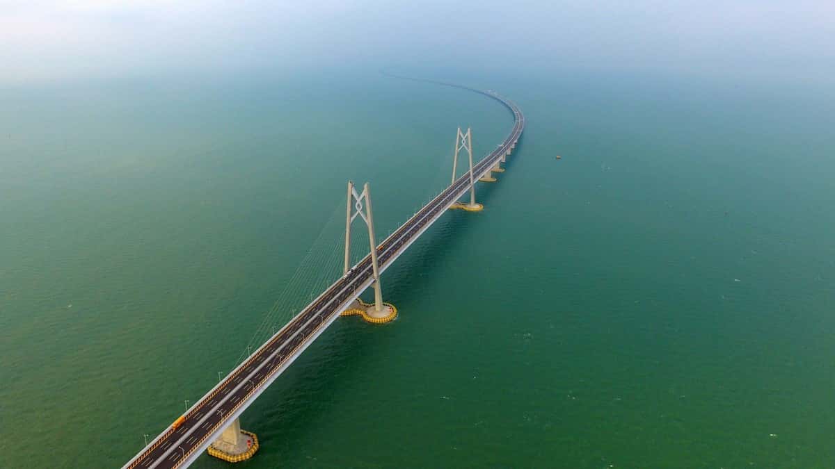 Los turistas chinos cruzan el puente marítimo más largo del mundo y Hong Kong colapsa