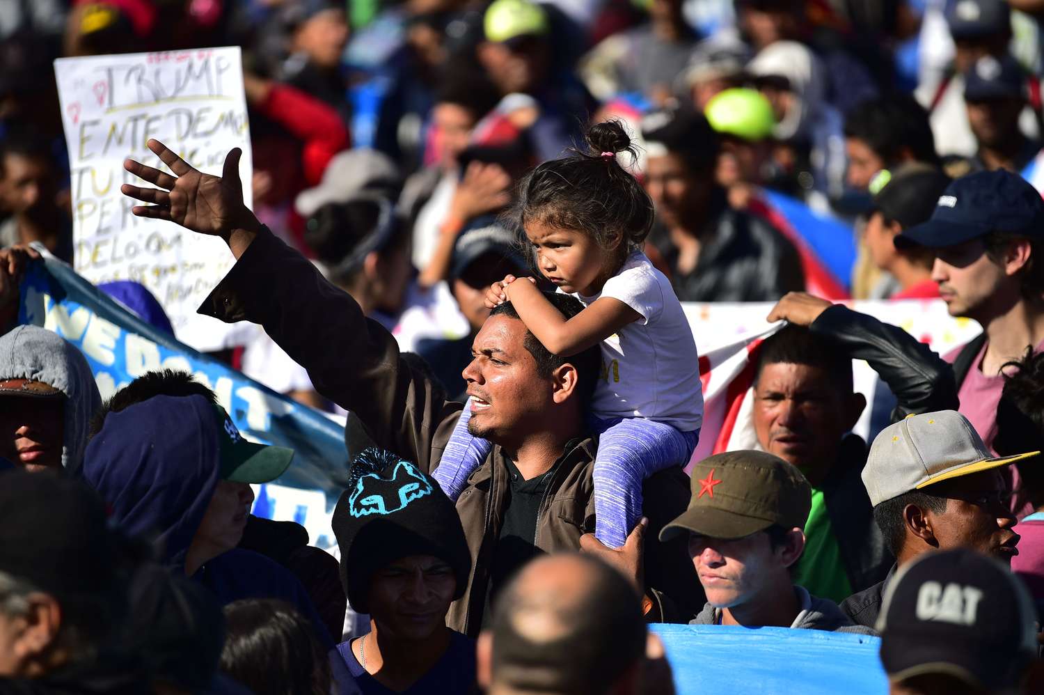 Desesperados, miles de centroamericanos reclamaban ser recibidos en Estados Unidos
