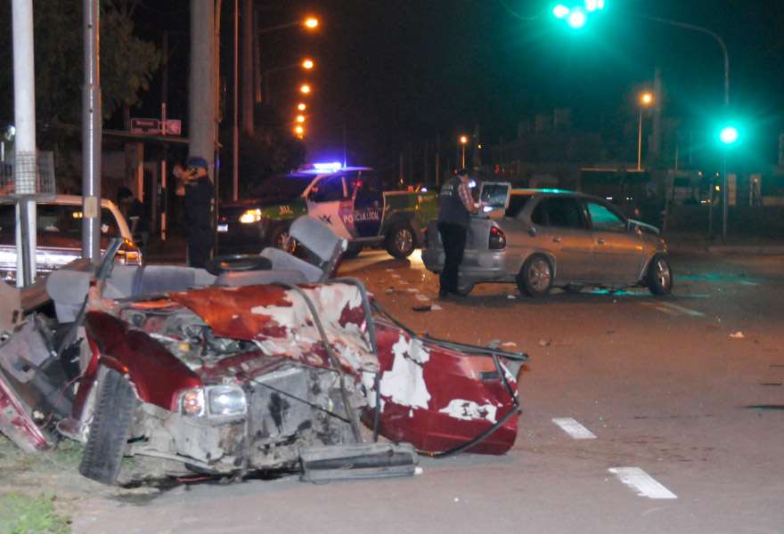 Un mayor y un menor de edad continúan internados tras el  fortísimo choque en avenida Pujol