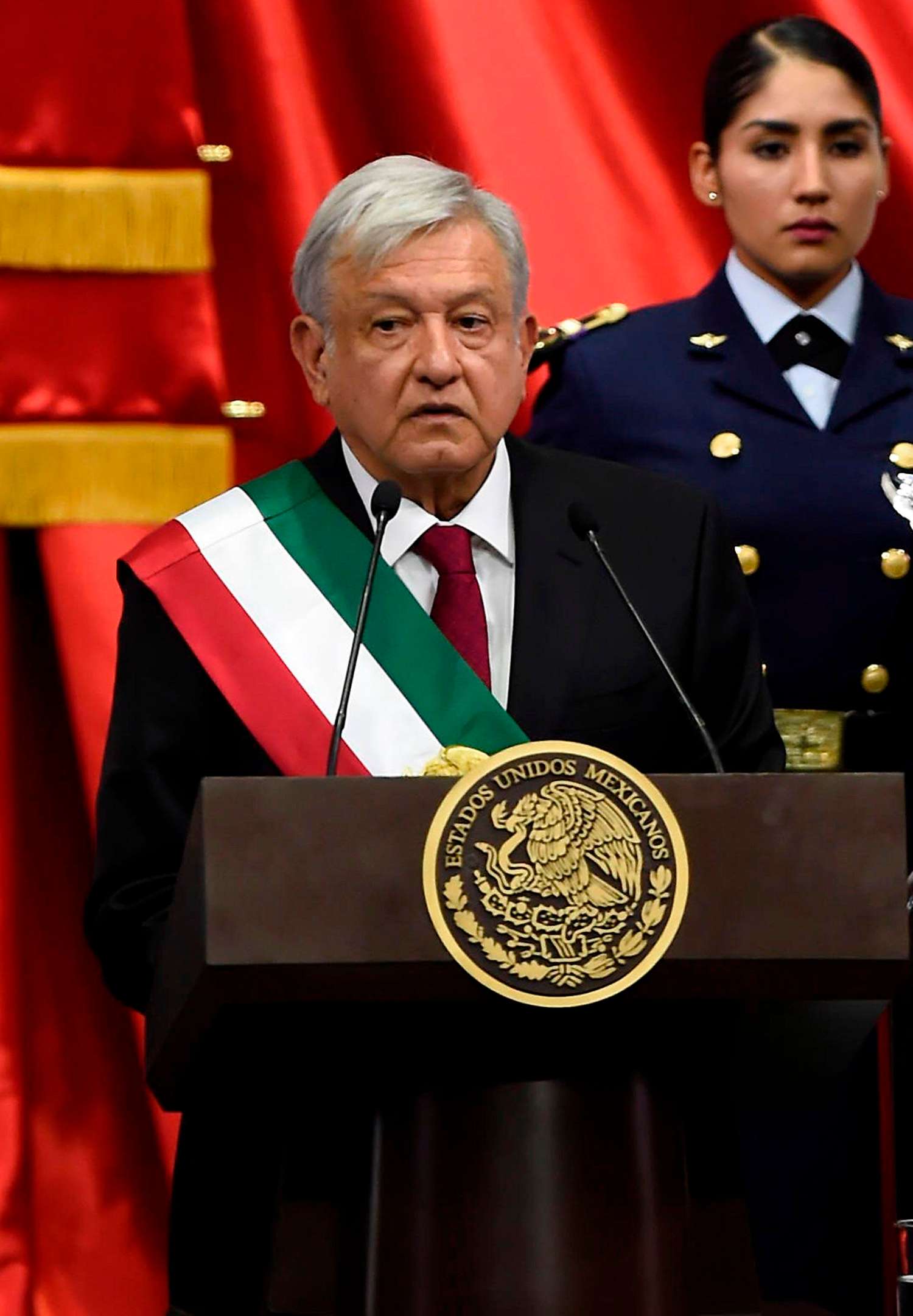 México inicia una histórica alternancia al asumir López Obrador como presidente