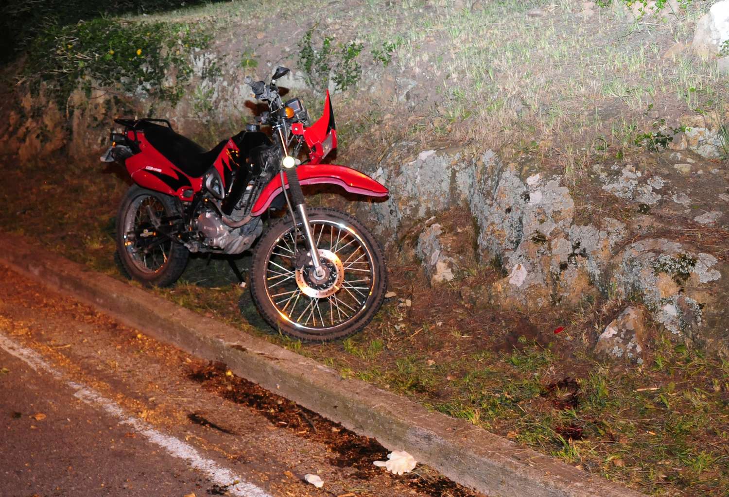 Grave accidente de un motociclista en el Parque Independencia que circulaba sin casco