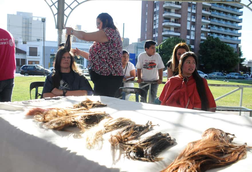 Con una importante convocatoria de gente,  se realizó el encuentro pelucas solidarias