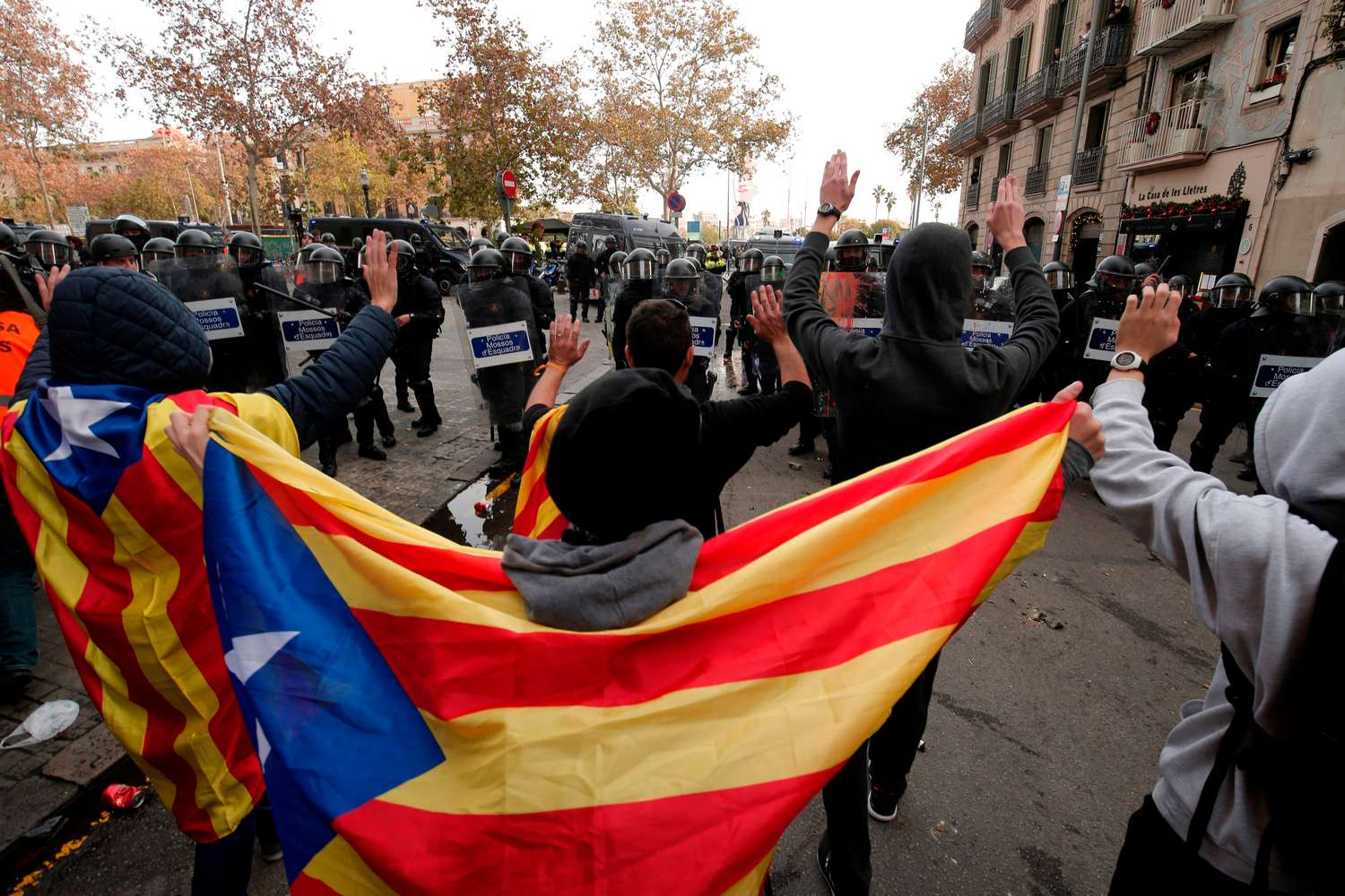 Altercados y protestas ante la reunión de los ministros españoles en Barcelona