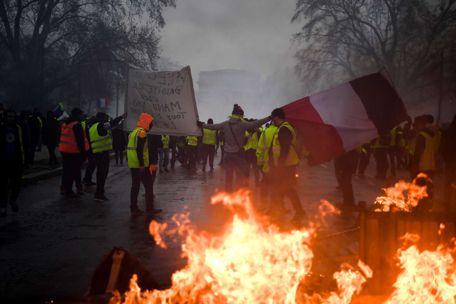 Violentos enfrentamientos en París en una nueva protesta contra el presidente francés
