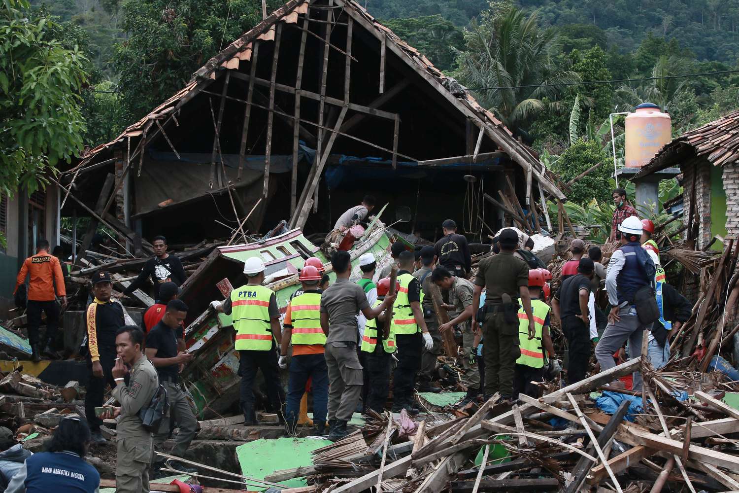 Más de 220 muertos y cientos de heridos por un tsunami “volcánico” en Indonesia