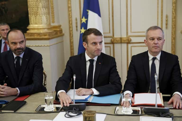 Macron anunció un aumento del salario para contener las protestas