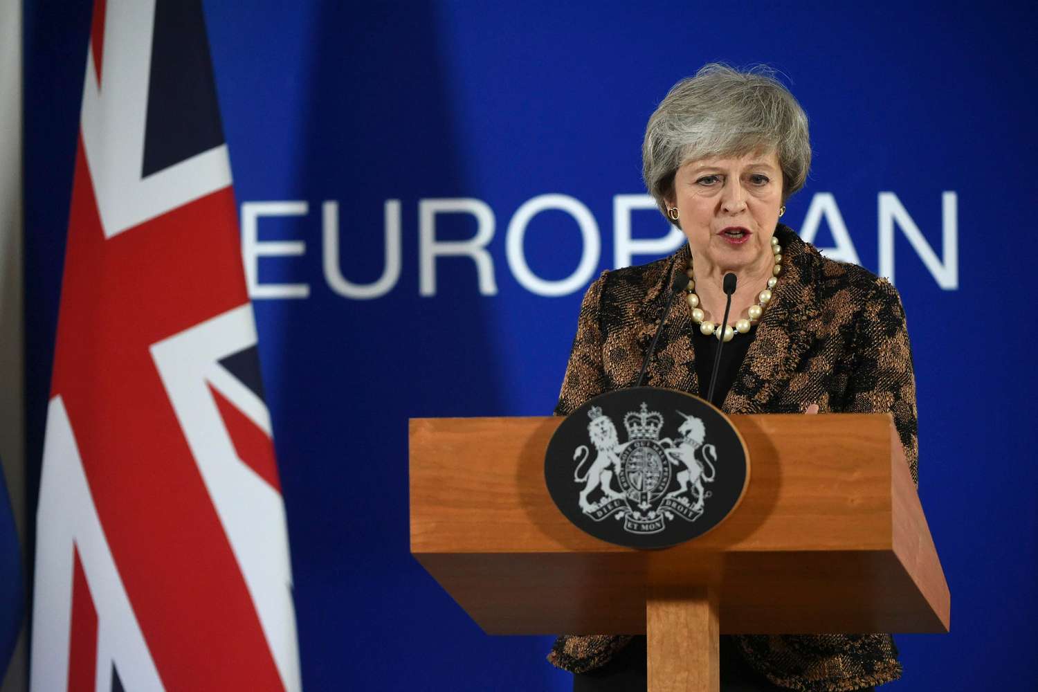 El Brexit vuelve a la casilla de salida tras la frenética cumbre de UE con May