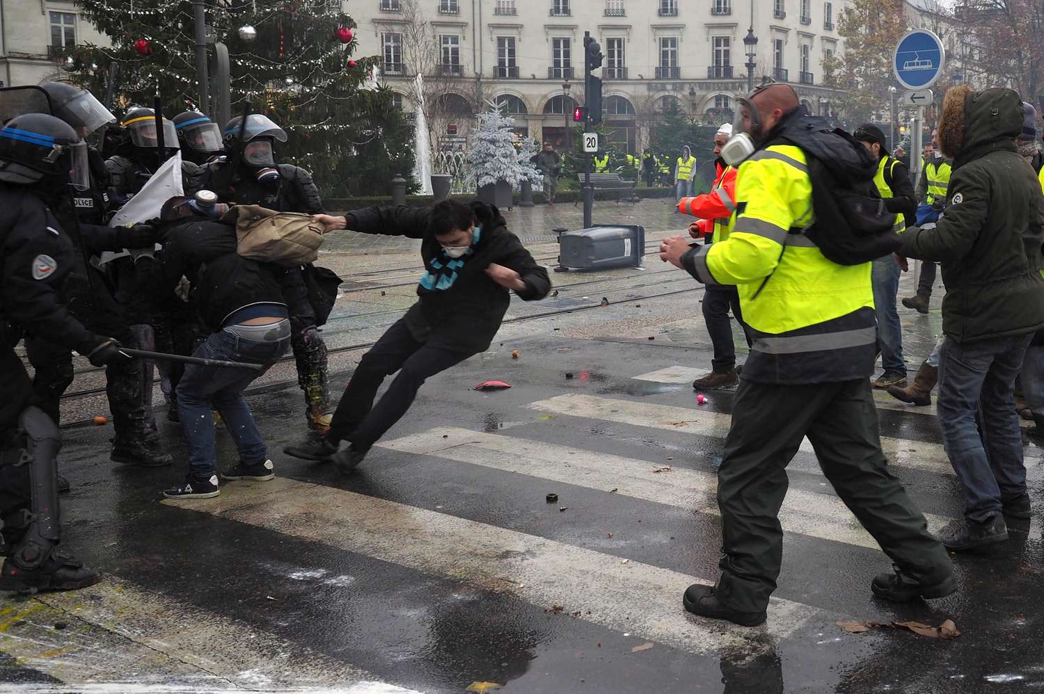 Francia busca respuestas al caos y a la guerrilla urbana