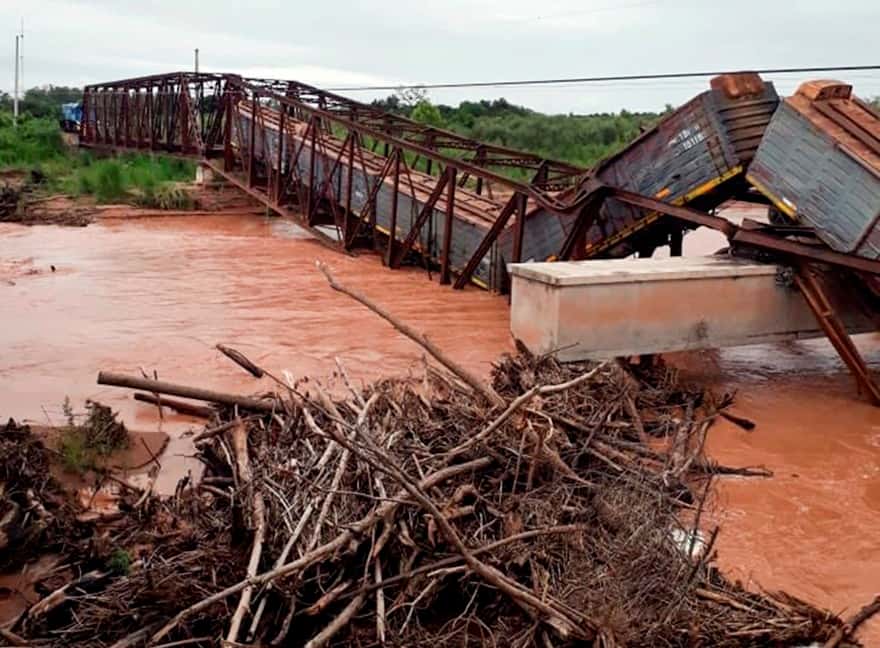 Se derrumbó un puente en el río Colorado cuando pasaba una formación ferroviaria