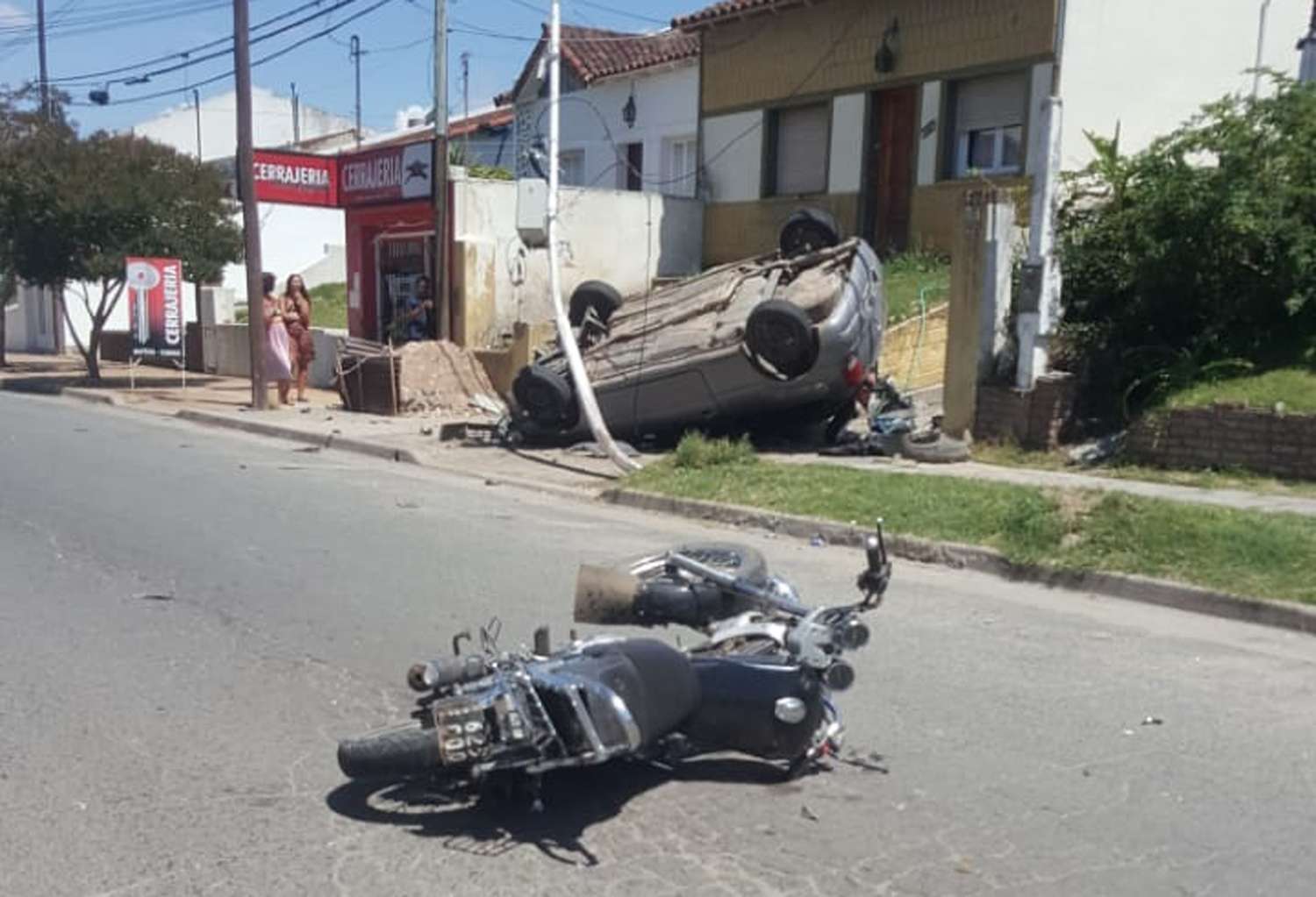 Un motociclista resultó herido  tras un fuerte choque con un auto
