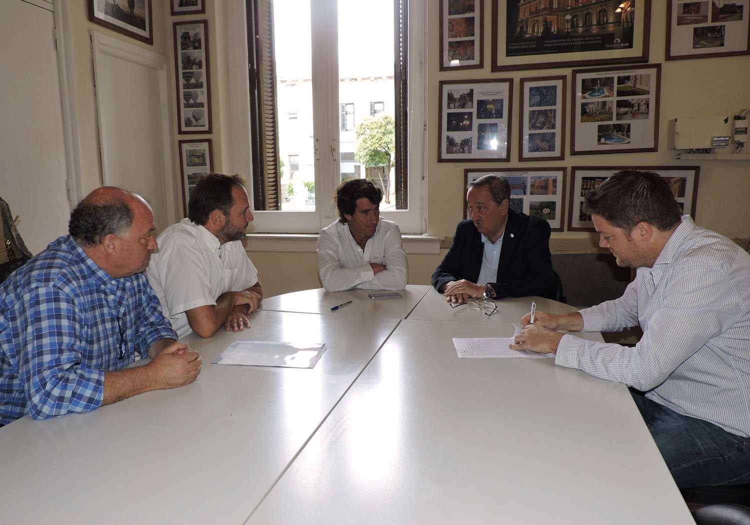 Firmaron el contrato para extender  la red de gas natural a Cerro Leones