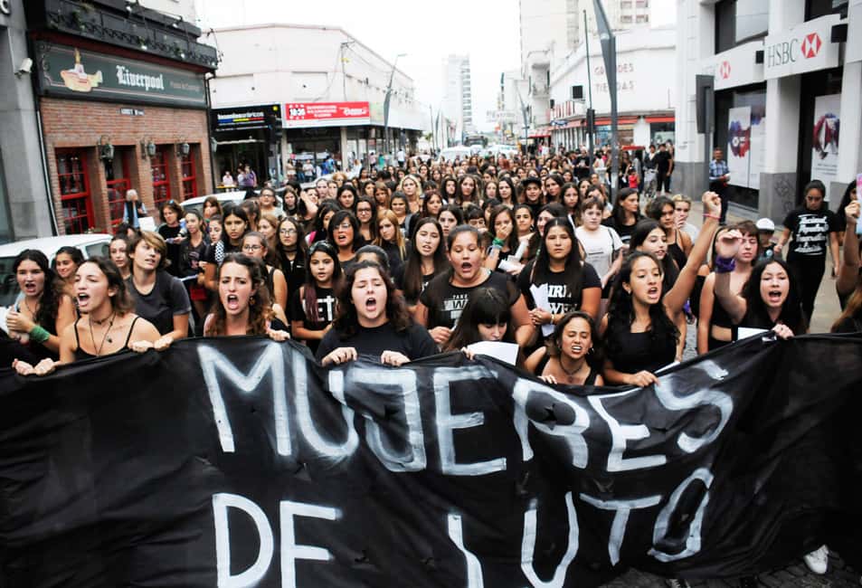 Las jóvenes salieron de luto en contra de los femicidios