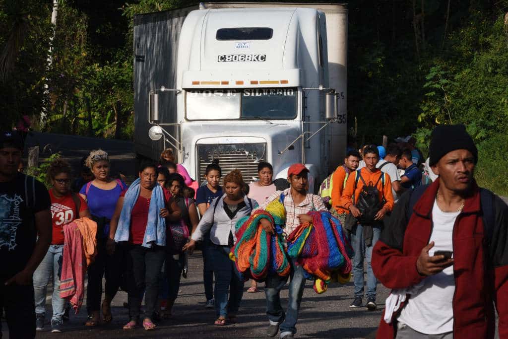 Migrantes hondureños esperan para ingresar a Guatemala