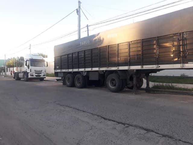 Quejas por los camiones y acoplados que estacionan en Nigro y Darragueira