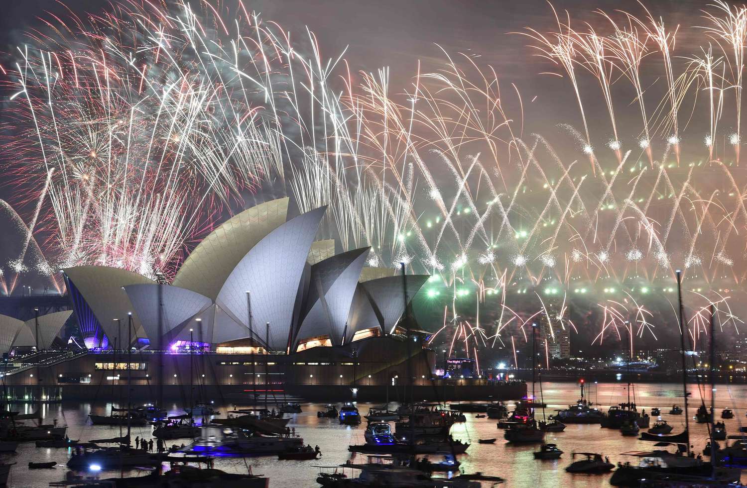 El mundo saludó al nuevo año con fuegos, música y bodas