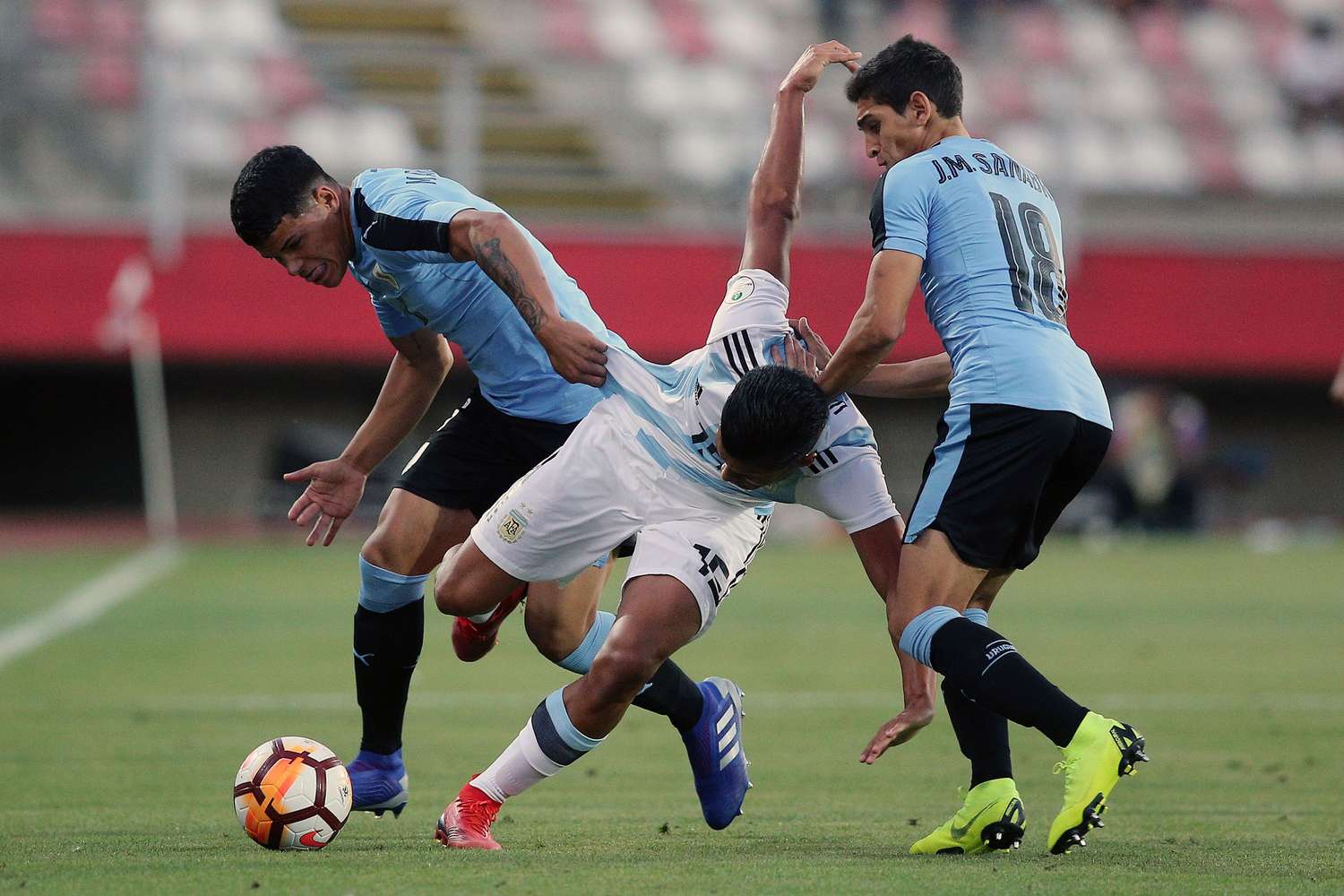 Argentina revivió con  un triunfo ante Uruguay