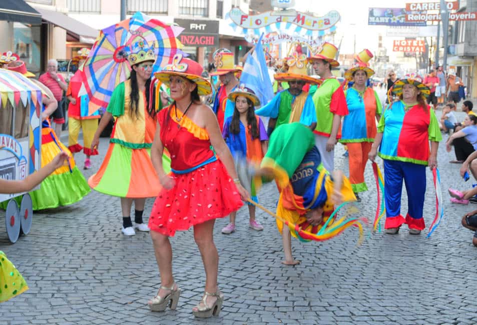 Las murgas y comparsas desfilaron sus colores y anticiparon la llegada del carnaval