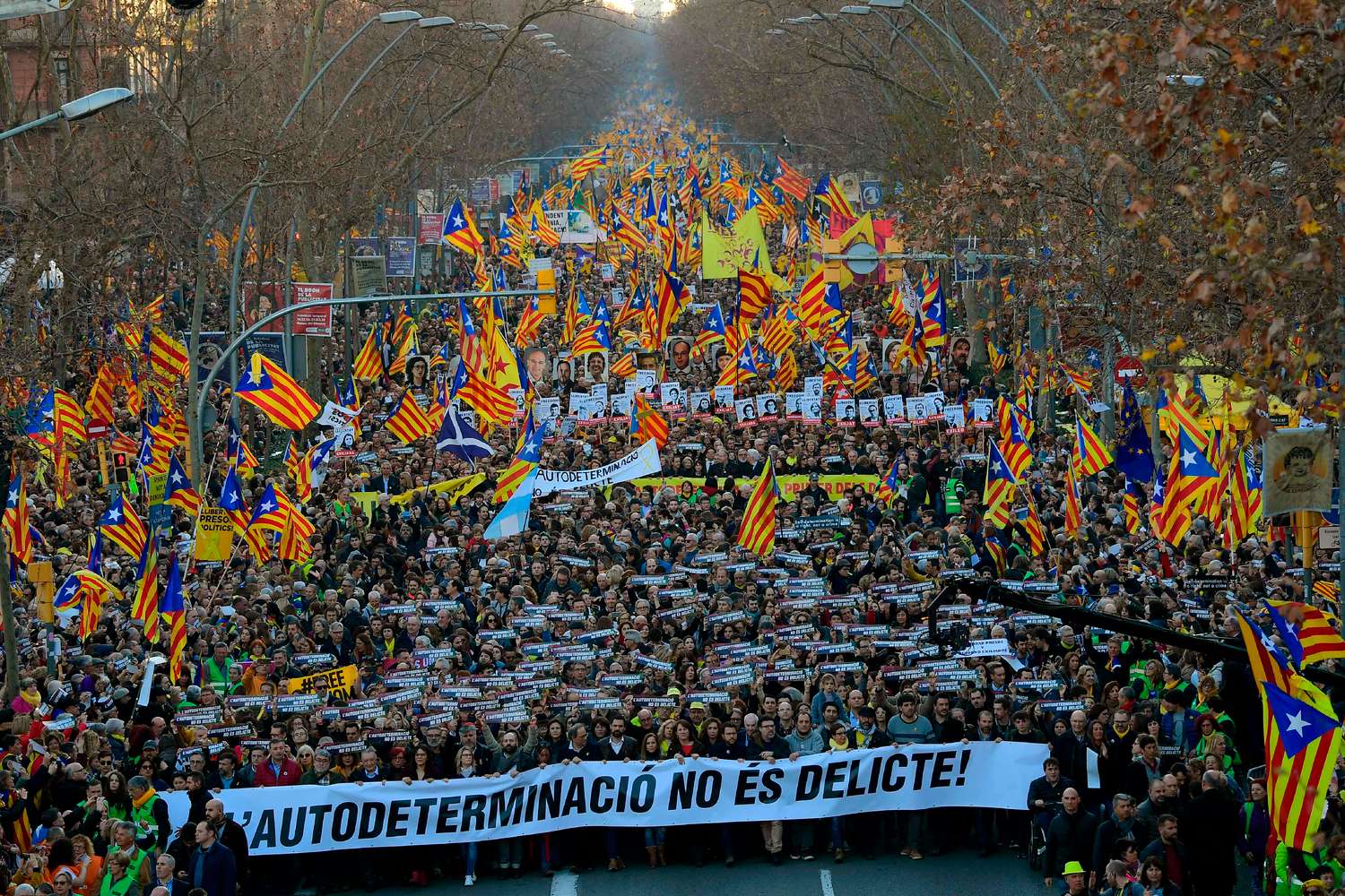 Cientos de miles de personas protestaron contra el proceso a los independentistas