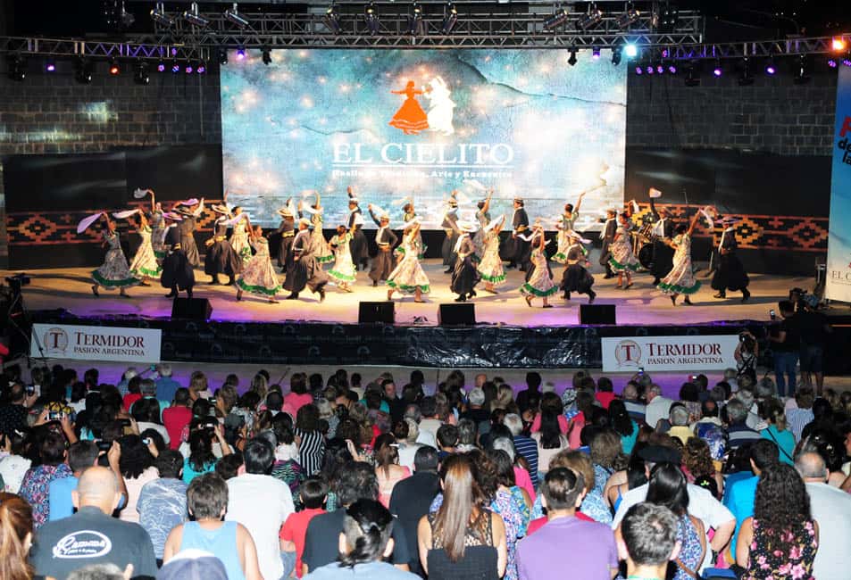 Los tandilenses llenaron el Anfiteatro en la primera noche  del clásico Festival de la Sierra