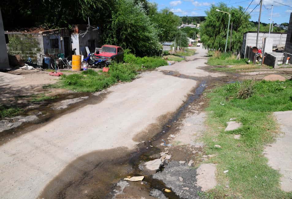 Vecinos de Del Libertador exigen que terminen la  obra de asfalto que dejaron inconclusa 