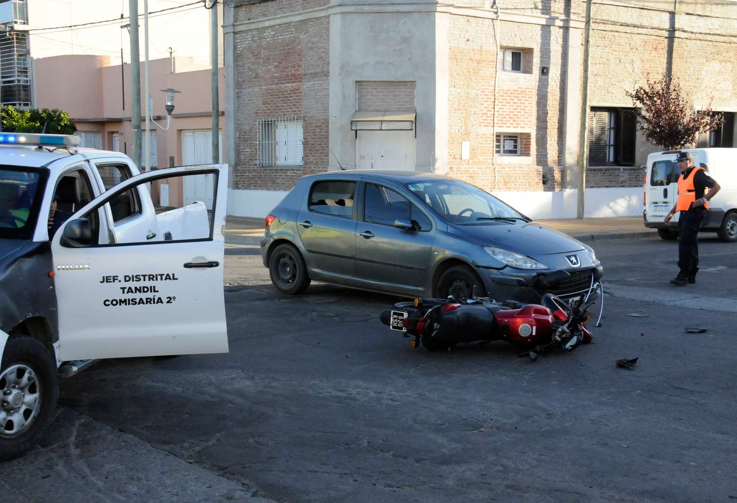 Se registraron accidentes entre autos y motos más un vuelco
