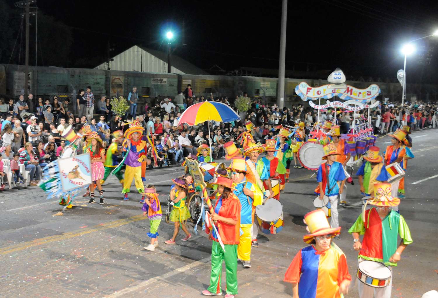 Las murgas desplegaron ritmo, color y alegría sobre la Avenida del Encuentro en la edición 15 del Carnaval
