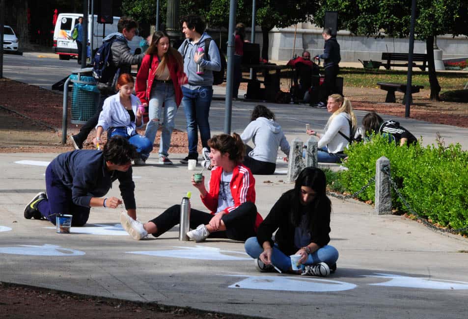 Volvieron a pintar los pañuelos en la Plaza Independencia, entre las actividades por la Memoria