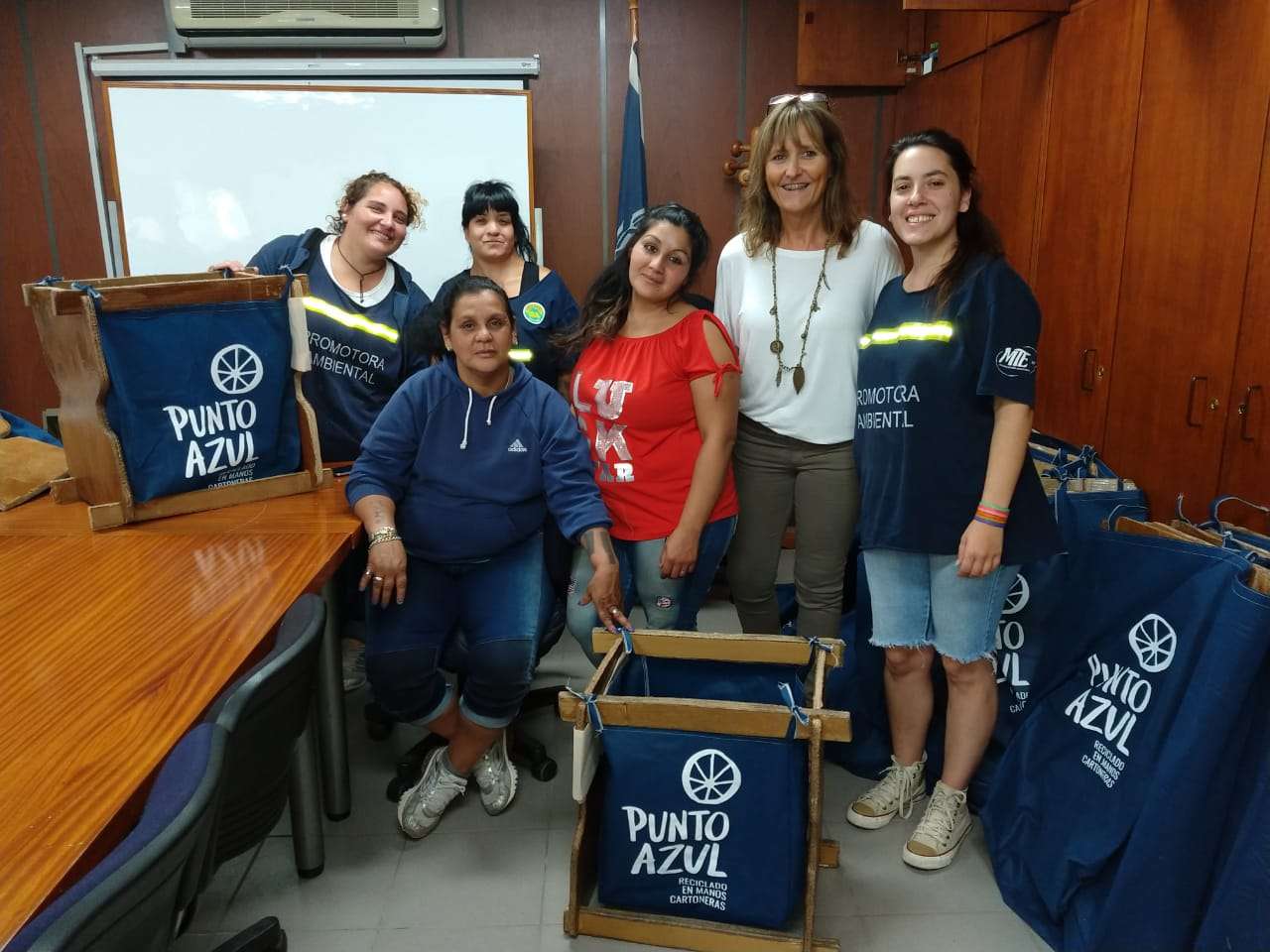 Por un reciclaje inclusivo, promotoras ambientales lanzaron los “Puntos Azules” en la Facultad de Humanas
