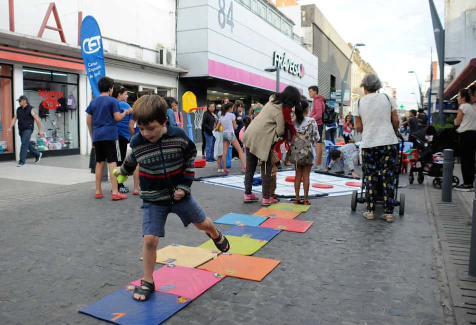 Los niños disfrutaron de diversas actividades  recreativas en la peatonal en el evento “Vuelta al Cole”