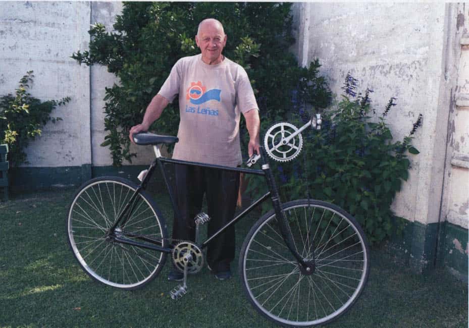 Ángel Pascuzzo hizo la réplica de la bicicleta doble tracción del canillita “Pata” Prestifilipo